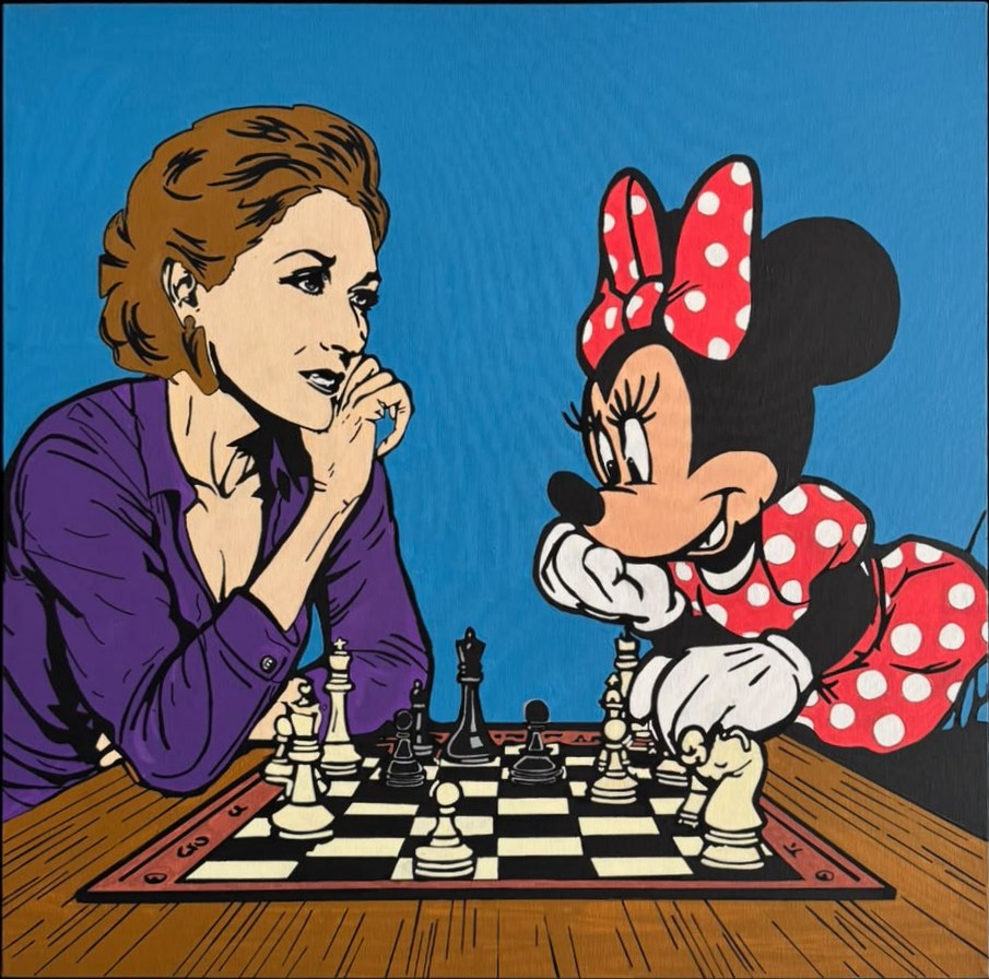 Une femme en chemisier violet et Minnie Mouse jouent aux échecs face à face sur fond bleu.