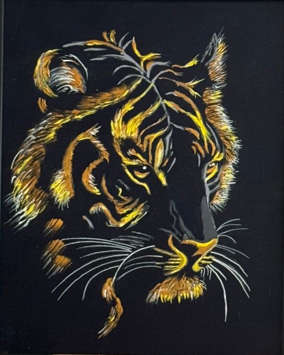 Peinture d'une tête de tigre stylisée avec des traits jaunes, dorés et blancs sur un fond entièrement noir.