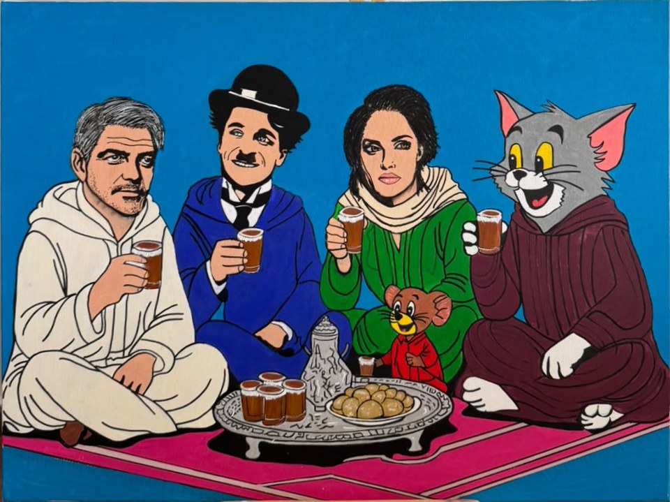 George Clooney, Charlie Chaplin, Angelina Jolie, Tom et Jerry portent des djellabas et boivent du thé à la menthe assis sur un tapis.