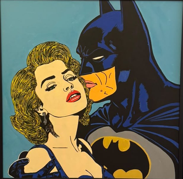 Peinture de style pop art montrant Batman de profil enlaçant une femme blonde aux lèvres rouges sur un fond bleu clair.