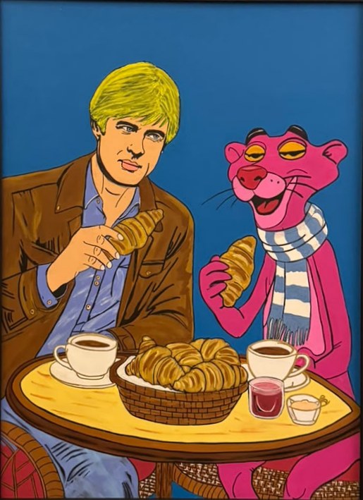Robert Redford et la Panthère Rose attablés à un café, mangeant des croissants devant un fond bleu.