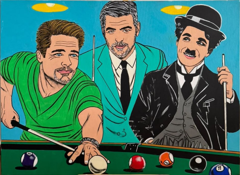 Brad Pitt, George Clooney et Charlie Chaplin représentés en train de jouer au billard dans un style pop art aux couleurs vives.