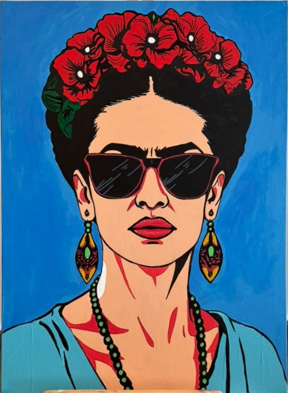 Portrait de Frida Kahlo façon pop art, portant des lunettes de soleil noires et une couronne de fleurs rouges sur fond bleu.