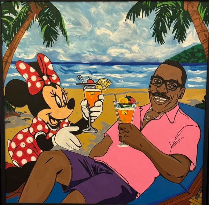 Minnie Mouse et Eddie Murphy trinquent avec des cocktails sur une plage tropicale.