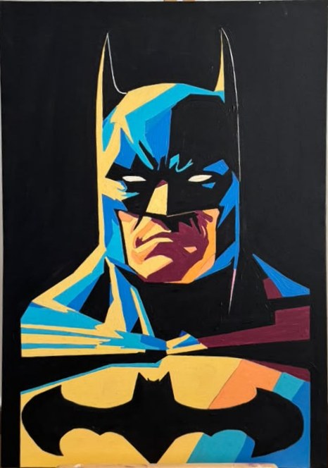 Portrait facetté de Batman masqué sur fond noir, avec le logo chauve-souris en bas sur fond jaune.