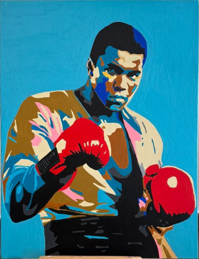 Portrait en aplats de couleurs du boxeur Mohamed Ali en garde avec des gants rouges sur fond bleu.