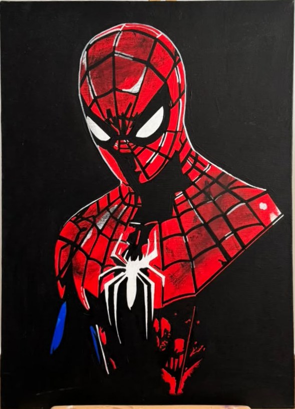 Portrait de Spider-Man en costume rouge à toile noire, emblème d'araignée blanche sur la poitrine, sur fond noir.