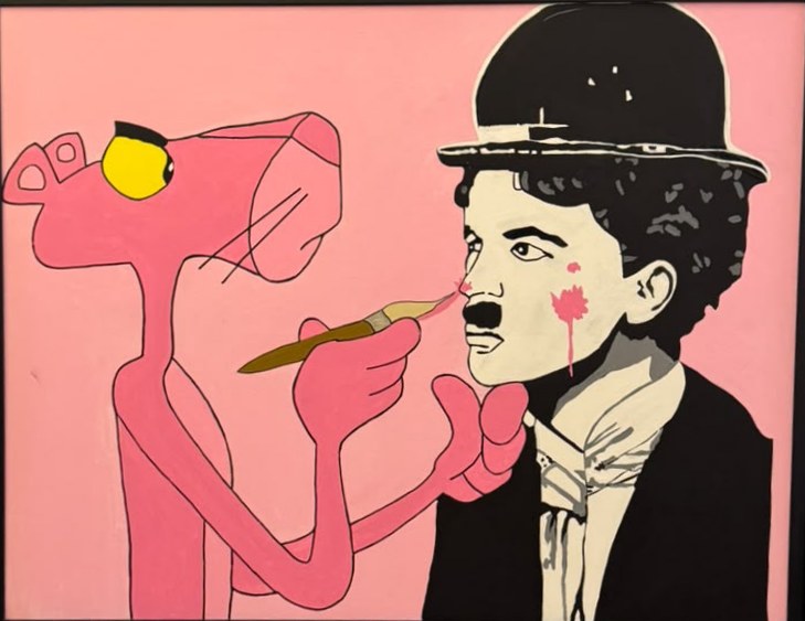 La Panthère Rose tient un pinceau et peint des taches roses sur la joue de Charlie Chaplin.