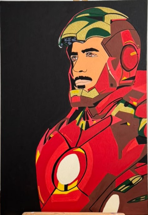 Gros plan peint d'un casque d'armure rouge et or avec un œil ovale blanc, sur fond noir.