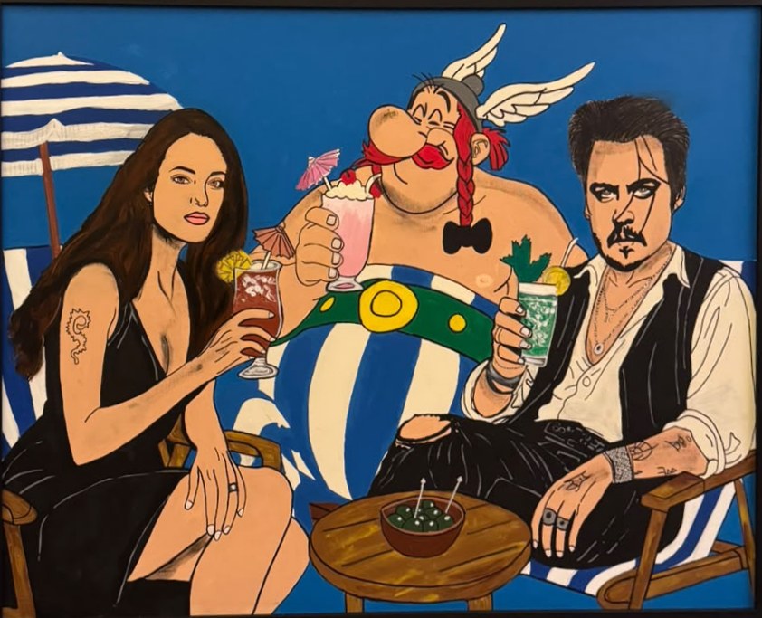 Peinture représentant Angelina Jolie, Obélix et Johnny Depp buvant des cocktails sur des chaises de plage devant un fond bleu uni.