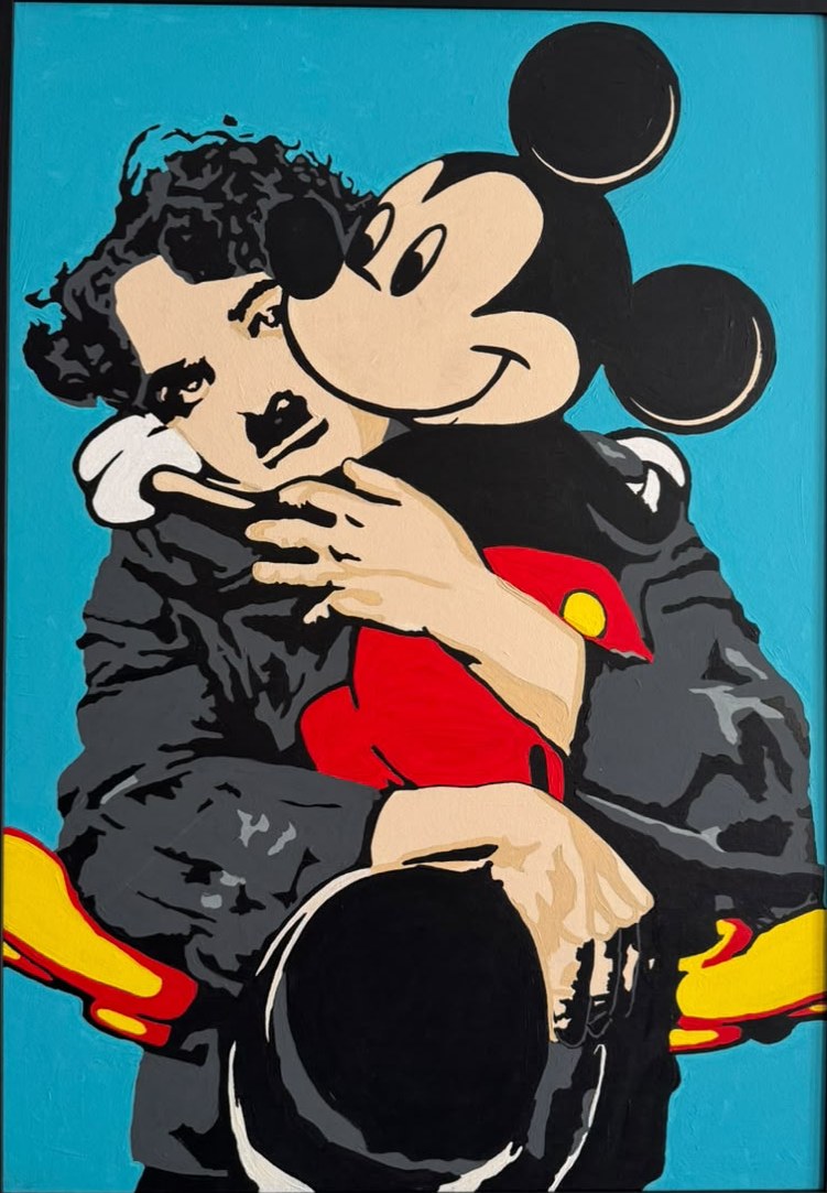 Peinture acrylique de style pop art représentant Charlie Chaplin tenant Mickey Mouse dans ses bras sur un fond bleu vif.