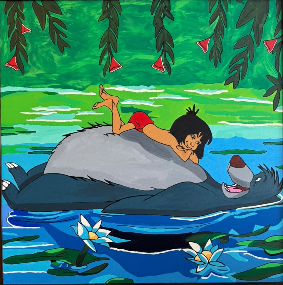Un enfant en pagne rouge allongé sur le ventre d'un ours flottant sur le dos dans une rivière bleue entourée de lotus et de lianes.