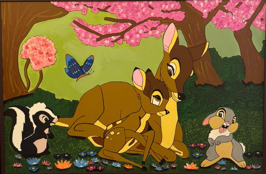 Scène de dessin animé montrant un faon et une biche allongés sous un cerisier rose, entourés d'une mouffette, d'un lapin gris et d'un papillon bleu, dans un sous-bois vert fleuri.