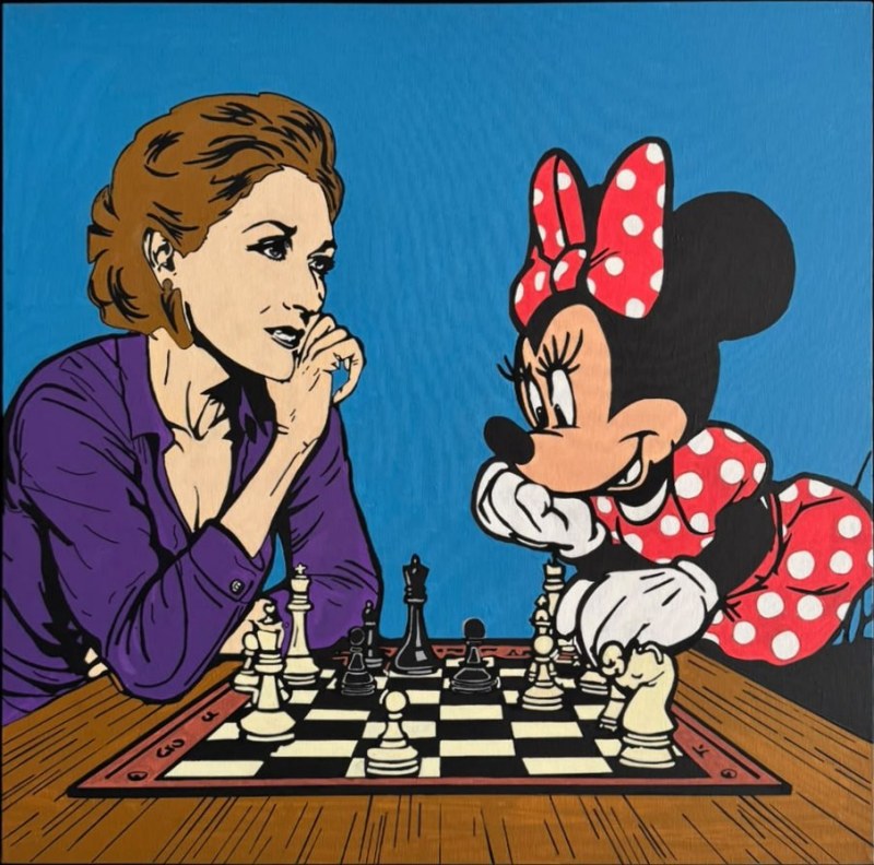 Une femme en chemisier violet et Minnie Mouse jouent aux échecs face à face sur fond bleu.