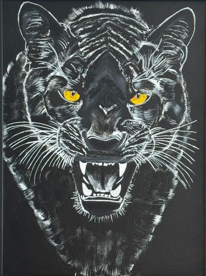 Peinture en noir et blanc d'un grand félin rugissant avec des yeux jaunes perçants.