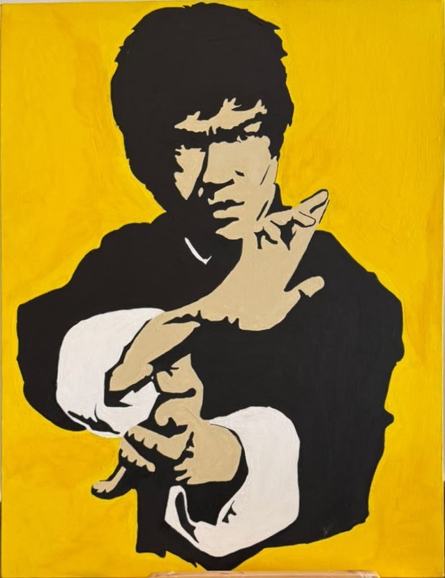 Portrait en aplats de couleurs de Bruce Lee en posture d'arts martiaux sur fond jaune.