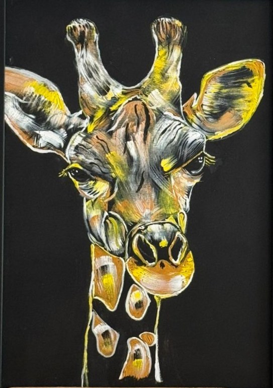 Peinture d'une tête de girafe de face avec des touches de jaune et de blanc sur fond noir.