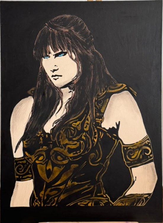 Portrait d'une guerrière brune aux yeux bleus vêtue d'une armure de cuir ornée de motifs dorés, sur fond noir.