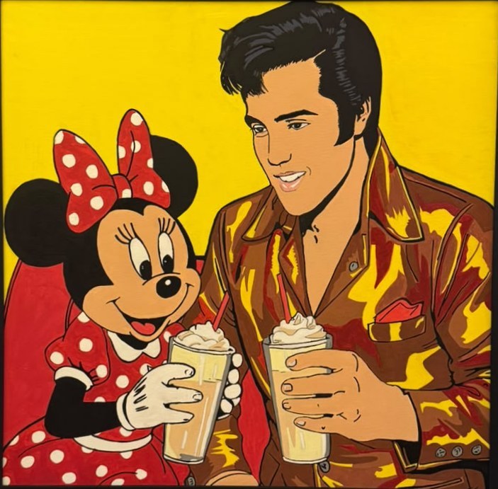 Minnie Mouse et Elvis Presley sourient en tenant chacun un milkshake devant un fond jaune.