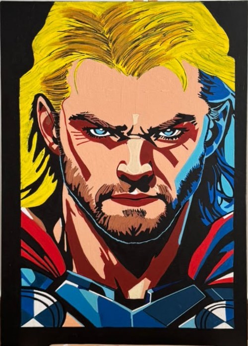 Portrait peint en style bande dessinée d'un homme blond aux yeux bleus, marques rouges sur le visage et armure bleu et rouge, sur fond noir.