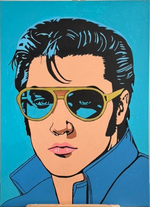 Portrait de style pop art d'Elvis Presley portant des lunettes de soleil à monture dorée sur fond bleu.