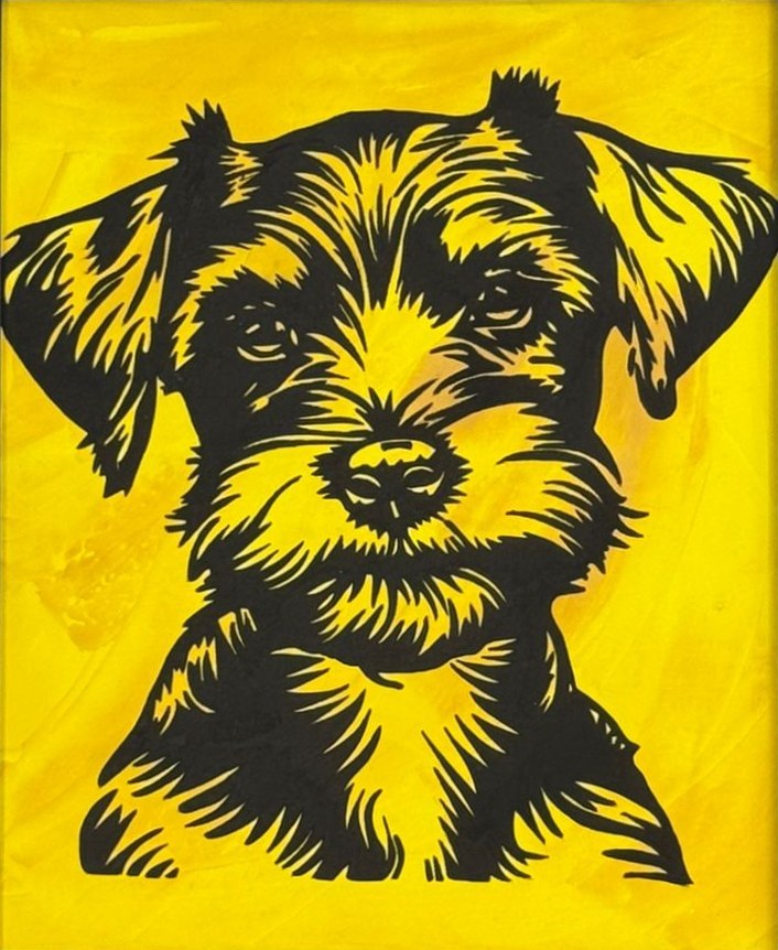 Portrait en noir et jaune d'un chien au pelage ébouriffé.