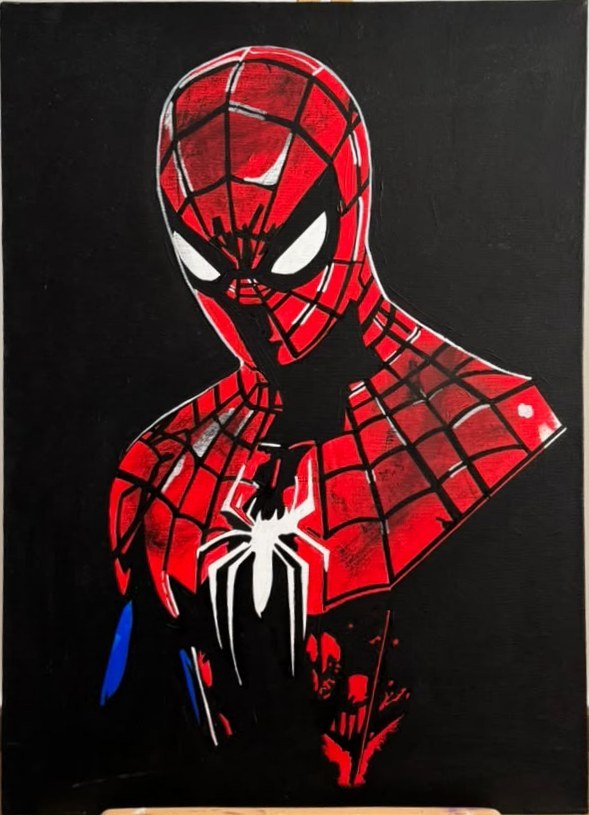 Portrait de Spider-Man en costume rouge à toile noire, emblème d'araignée blanche sur la poitrine, sur fond noir.