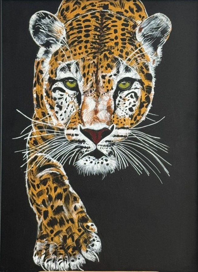 Peinture d'un léopard marchant de face sur un fond noir, la patte avant droite levée.
