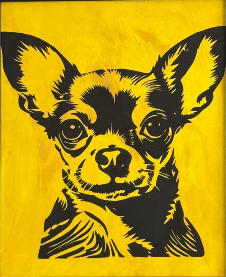 Portrait en noir et jaune d'un chien de race chihuahua.