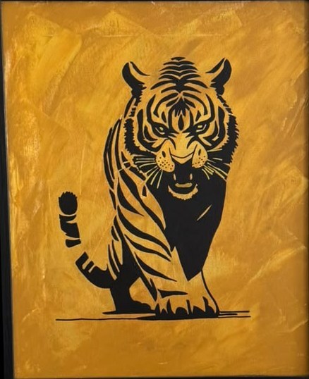 Tigre noir en marche, gueule ouverte, sur fond ocre jaune texturé, dans un cadre noir.