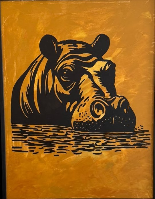 Tête d'un hippopotame noire sur fond ocre, émergeant d'une ligne d'eau, posée sur un chevalet en bois.