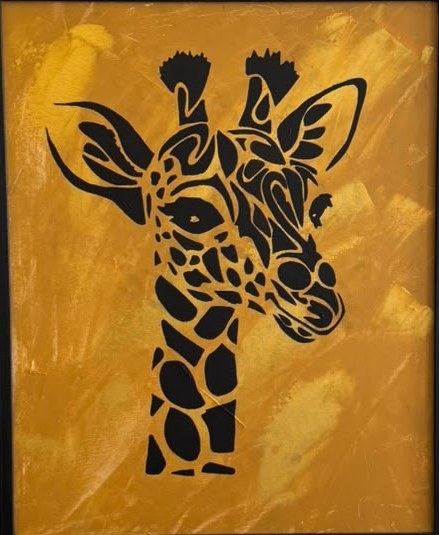 Tête et cou d'une girafe en silhouette noire au motif graphique sur fond ocre doré, dans un cadre noir.