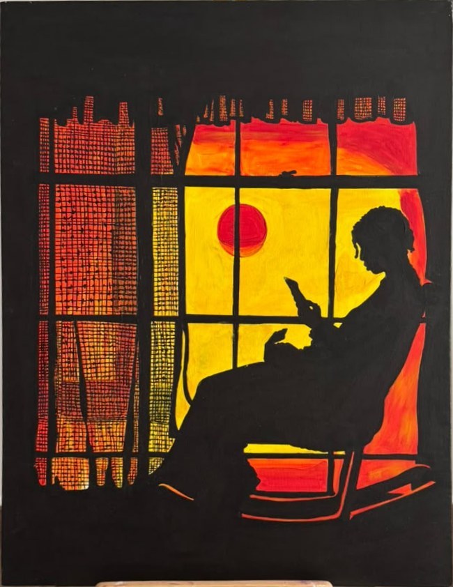 Silhouette noire assise dans un fauteuil à bascule devant une fenêtre au soleil rouge sur fond jaune et orange.