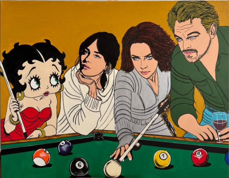 Quatre personnages de la culture pop, dont Betty Boop et Leonardo DiCaprio, sont réunis autour d'une table de billard sur un fond jaune moutarde.