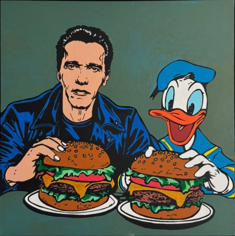 Arnold Schwarzenegger et Donald Duck tiennent chacun un énorme hamburger posé sur une assiette devant un fond vert.