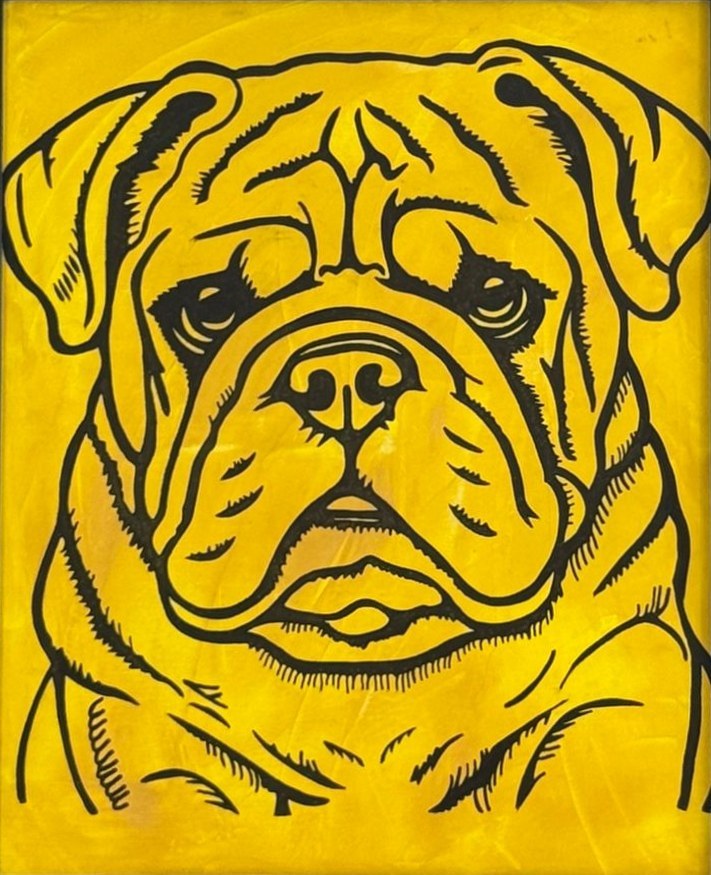 Peinture d'un visage de bouledogue tracé en traits noirs épais sur un fond jaune vif.