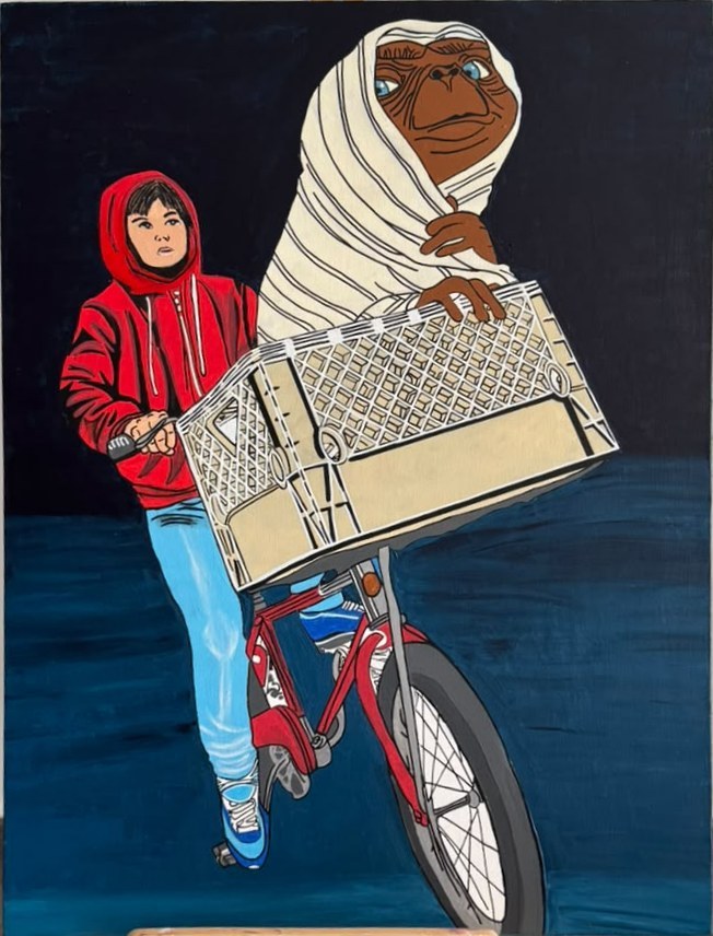Enfant en sweat à capuche rouge sur un vélo rouge à grand panier, une main adulte en djellaba blanche derrière lui, fond bleu foncé.