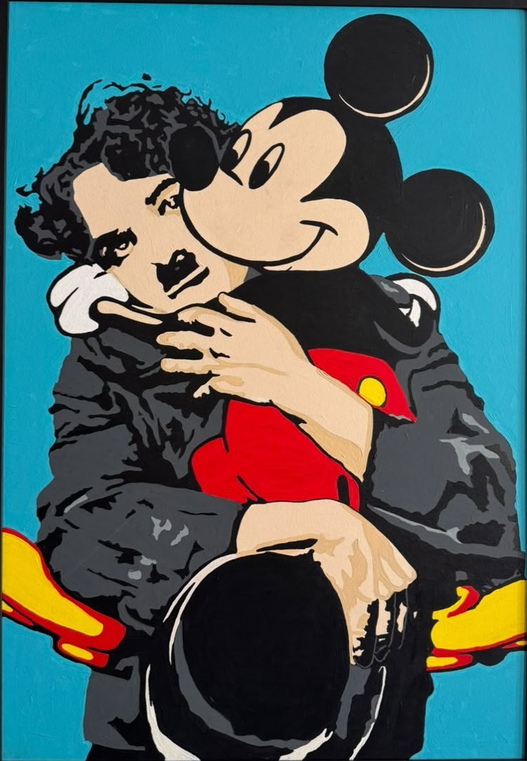 Peinture acrylique de style pop art représentant Charlie Chaplin tenant Mickey Mouse dans ses bras sur un fond bleu vif.