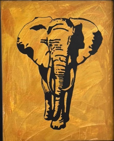 Éléphant noir vu de face, oreilles déployées, sur fond ocre et jaune texturé.