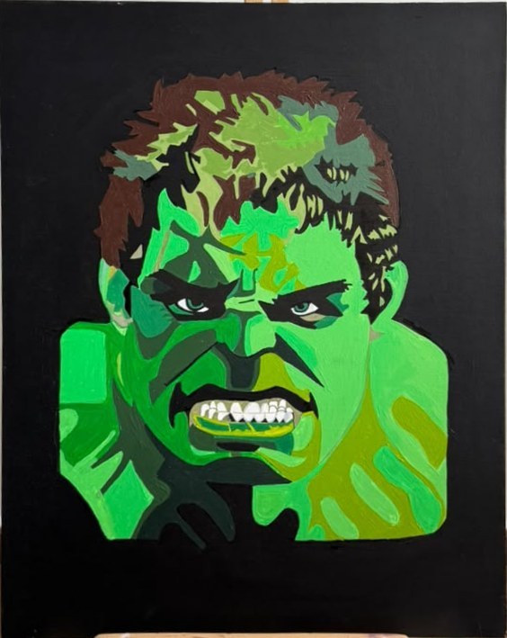 Portrait peint d'un personnage à la peau verte au visage furieux sur fond noir, posé sur un chevalet en bois.