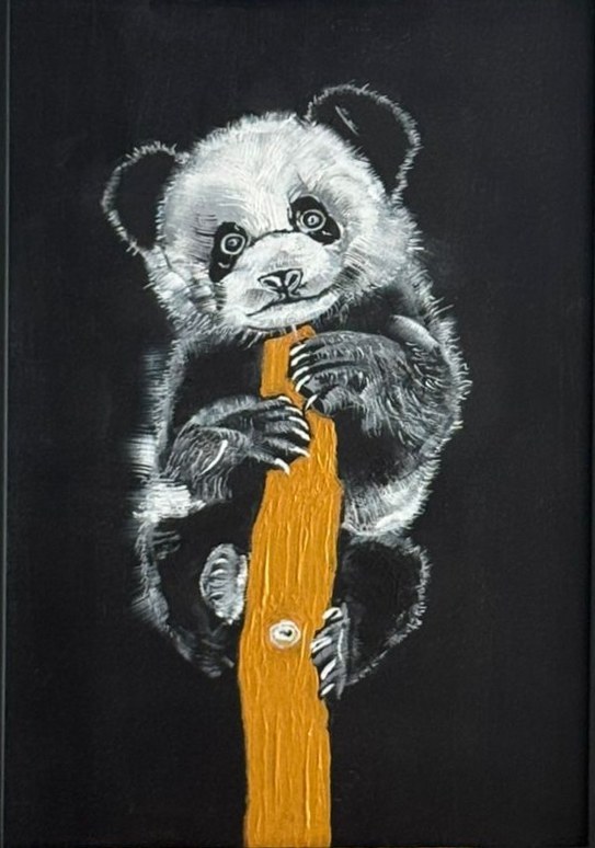 Peinture d'un bébé panda noir et blanc accroché à une branche ocre sur fond noir.