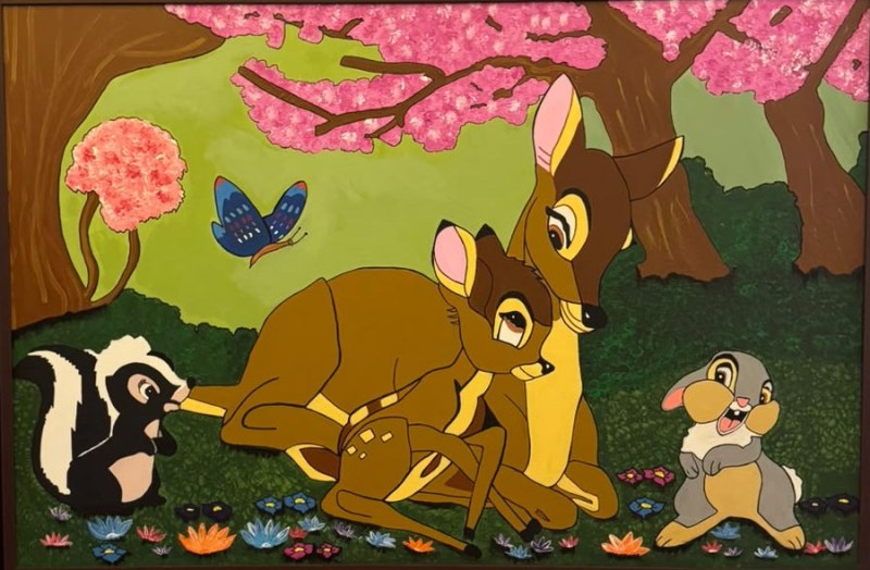 Scène de dessin animé montrant un faon et une biche allongés sous un cerisier rose, entourés d'une mouffette, d'un lapin gris et d'un papillon bleu, dans un sous-bois vert fleuri.